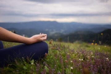 Frau im Schwarzwald in Meditation