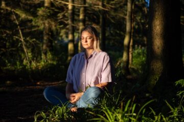 Frau im Schwarzwald in Meditation