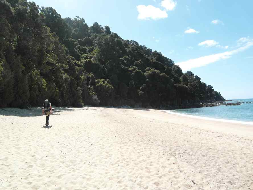 Wanderung am weißen Strand