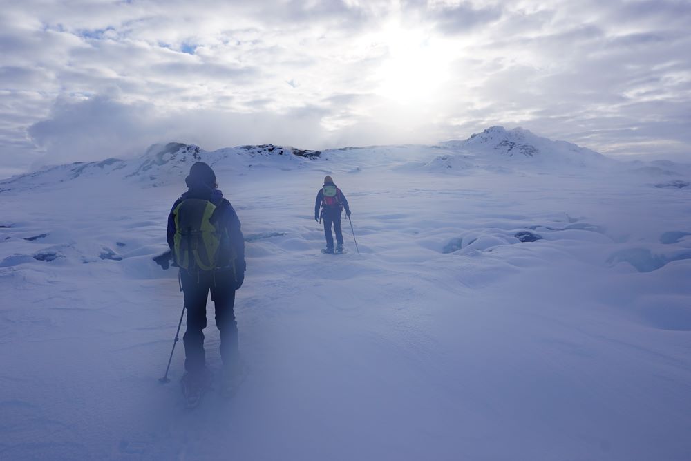 Schneeschuhwandern unter Nordlichtern