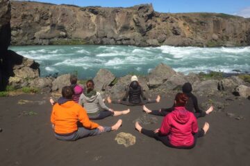 Gruppe beim Yoga in der Natur