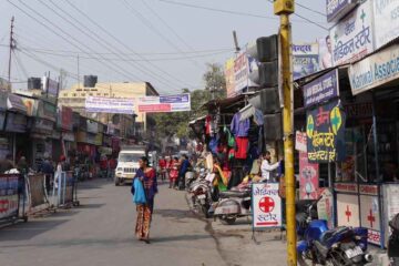 Straße mit Geschäften und Passanten in Nordindien