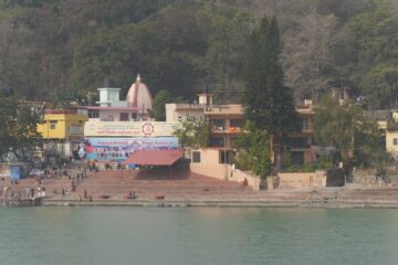 bunte Gebäude am Ufer des Ganges