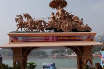 Hindu-Monument mit Krishna und Arjuna auf Wagen den Pferde ziehen und geschützt von einem Schirm