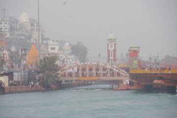 Blick auf Kulisse von Rishikesh über den Ganges im Nebel