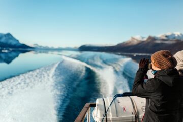 Frau fotografiert auf fahrendem Boot