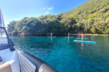 SUP-Gruppe an der Küste