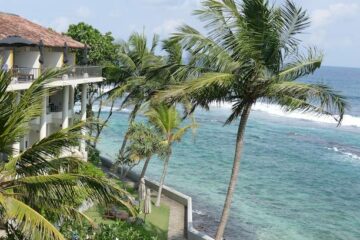 Hotelanlage mit Palmen direkt am Meer in Sri Lanka