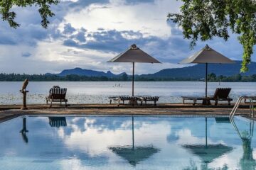 Swimming-Pool mit Blick auf See in Sri Lanka