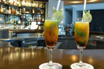 Zwei gefüllte Cocktail-Gläser auf einer Bar in einem Hotel