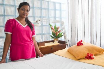 Singhalesische Mitarbeiterin eines Hotels in einem Behandlungszimmer