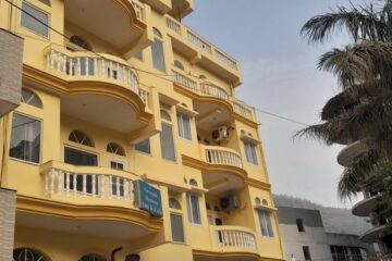 Außenansicht auf das Boutique-Hotel 'Seventh Heaven Inn' in Rishikesh, Indien.