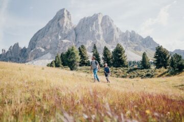 Zwei Wanderer bei einer Bergtour in den Dolomiten in Südtirol