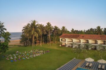 Eine Gruppe von Menschen beim Yoga mit Blick aufs Meer in einem Resort in Sri Lanka