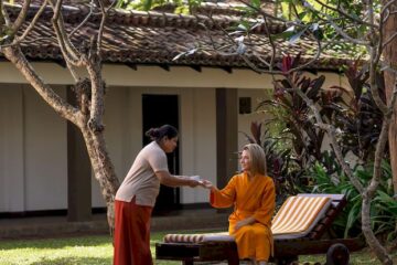 Frau entspannt auf einer Bank im Spa-Bereich in einem Resort in Sri Lanka